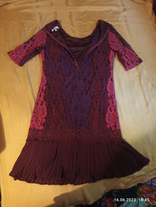 Отдам за бутылку масла.Женское платье , джемпер46размер