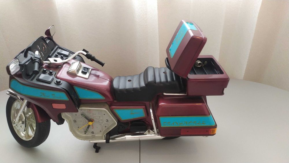 Настолен аналогов часовник във вид на мотор