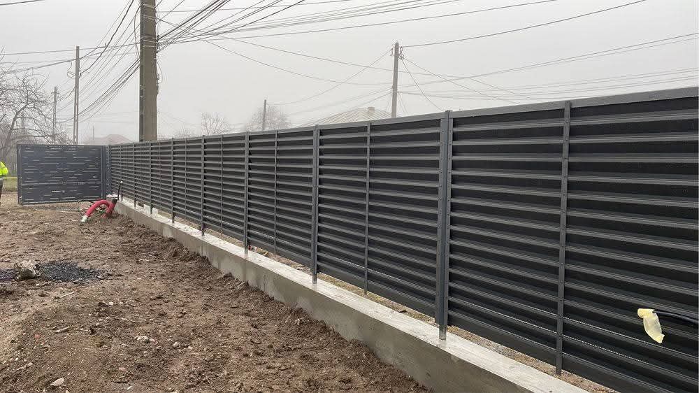 Garduri si porti din sipca metalica, panou stil jaluzele, tabla, plasa