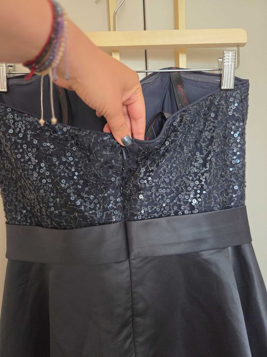 Коктейлна рокля на LAONA