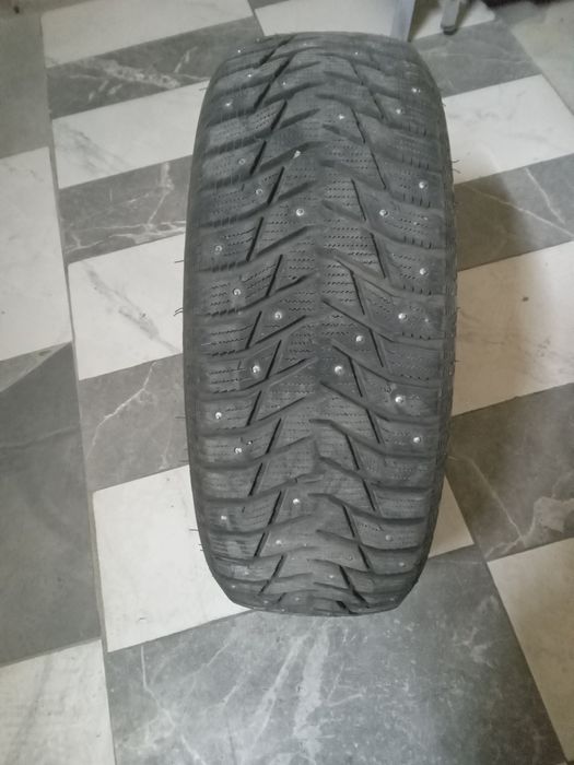 Продам два балона зимней резины.