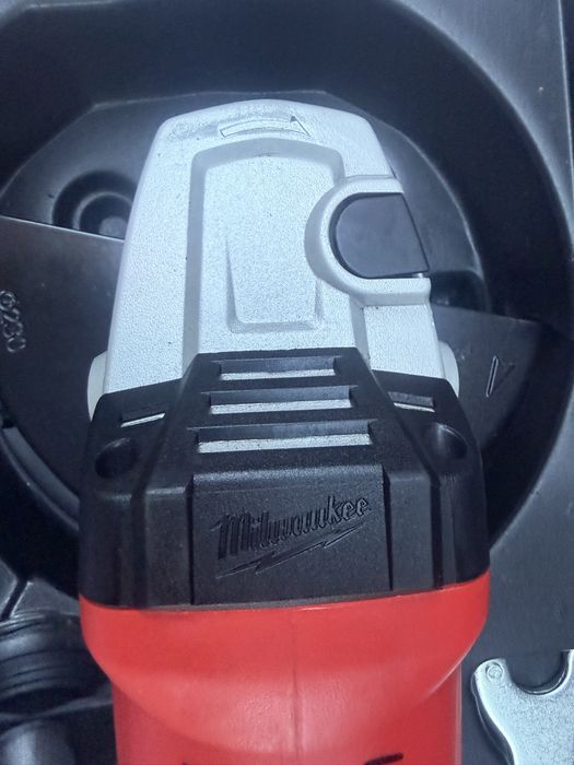 Професионален ъглошлайф Milwaukee AG 22-230 (2200W, 230mm)