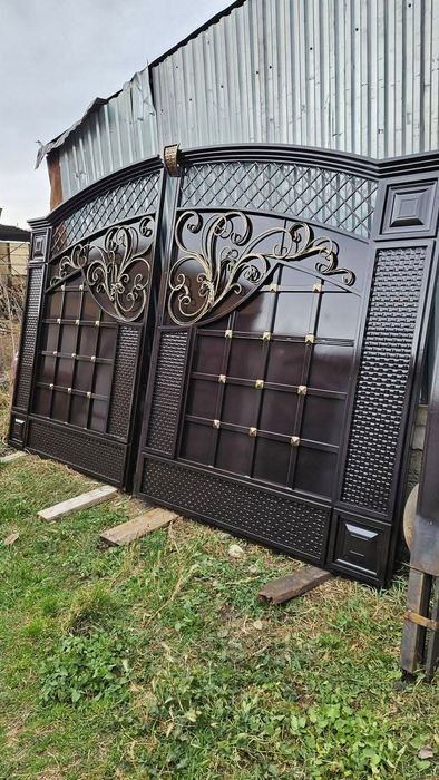Porți și panouri de gard din fier forjat