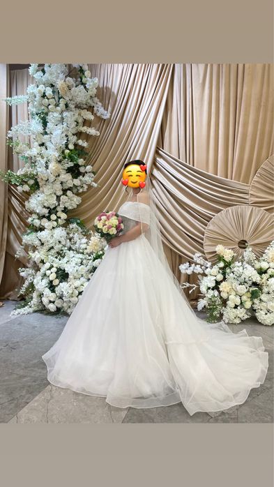 Той көйлегі сатылады .