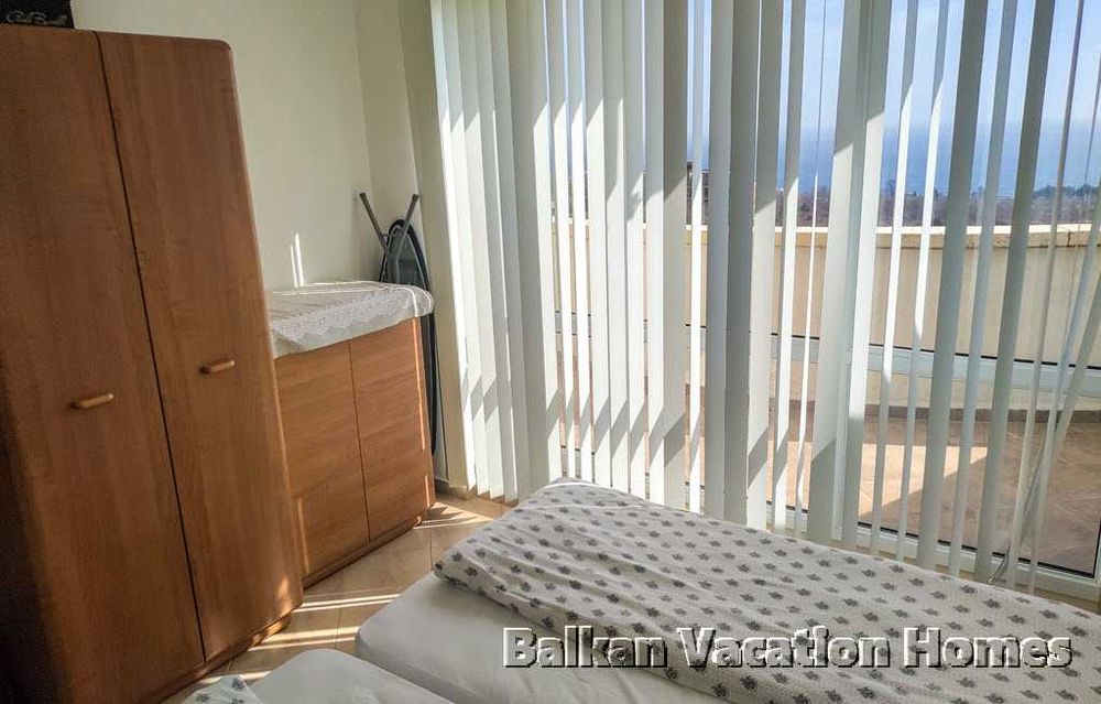 Голям тристаен апартамент с морска панорама в Бяла