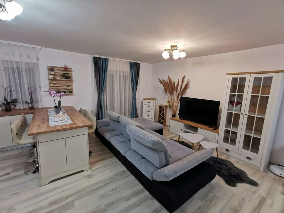 Ofer apartament de închiriat