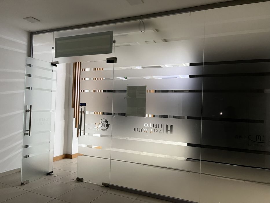 Стеклянные двери перегородки витрины для магазинов и бизнес центров