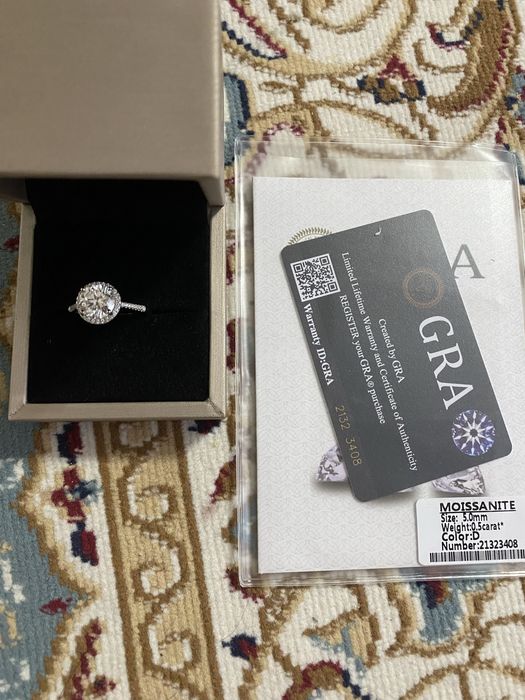 Продам серебренное кольцо с  бриллиантом