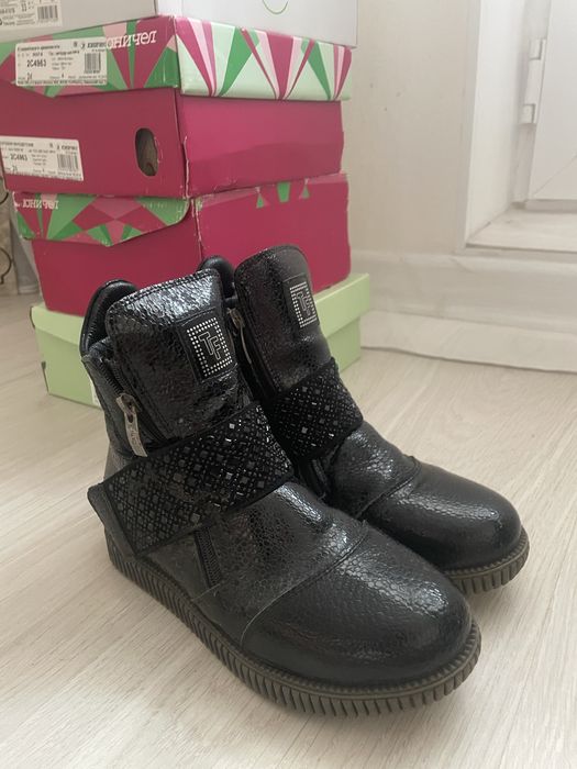 Продам детские ботинки