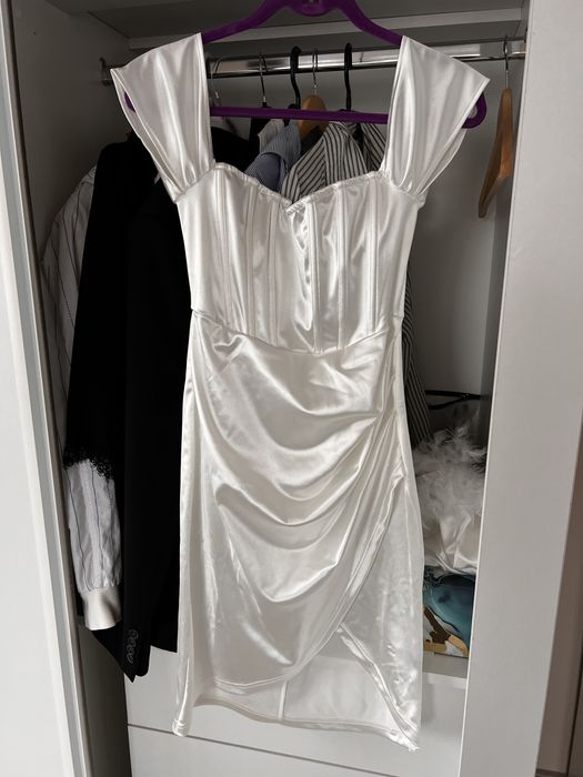 Rochita alba satin elastic noua