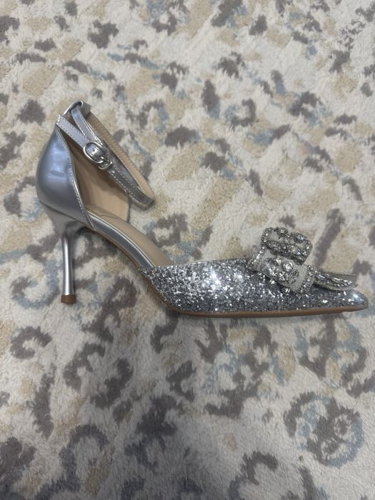 Серебристые блестящие туфли