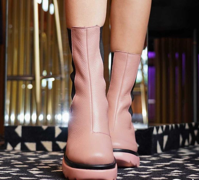 Чисто нови дамски ботуши