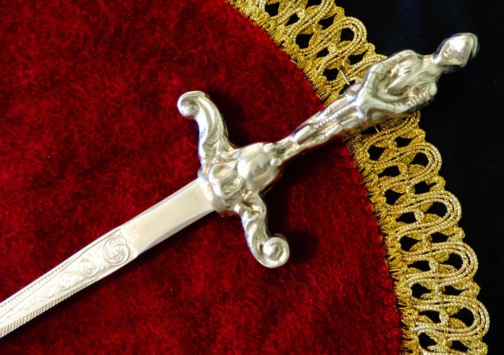 Кинжал с фигура на рицар тамплиер.