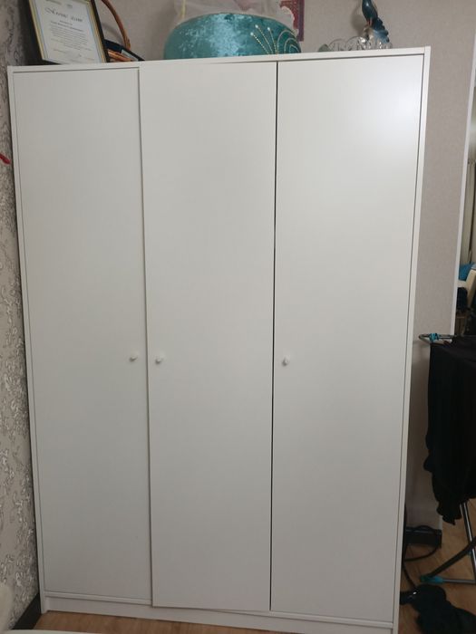 Продам шкаф белый