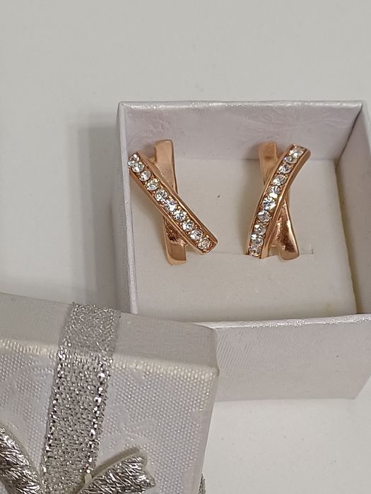 Серьги с сияющим камнем