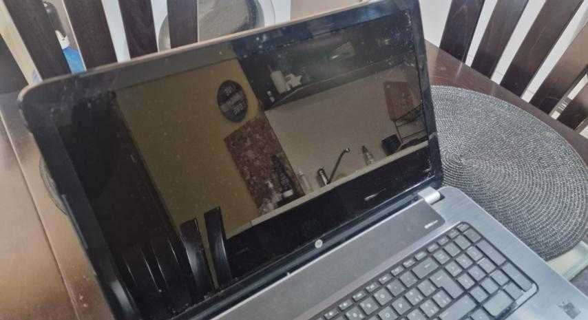 Продавам лаптоп 17 инч HP Pavilion 17-e125ez за части в отлично състоя