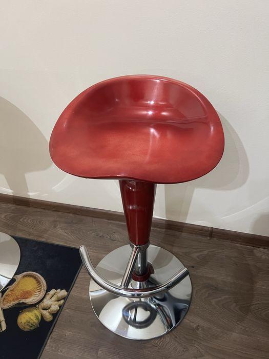 Бар столове бял и червен