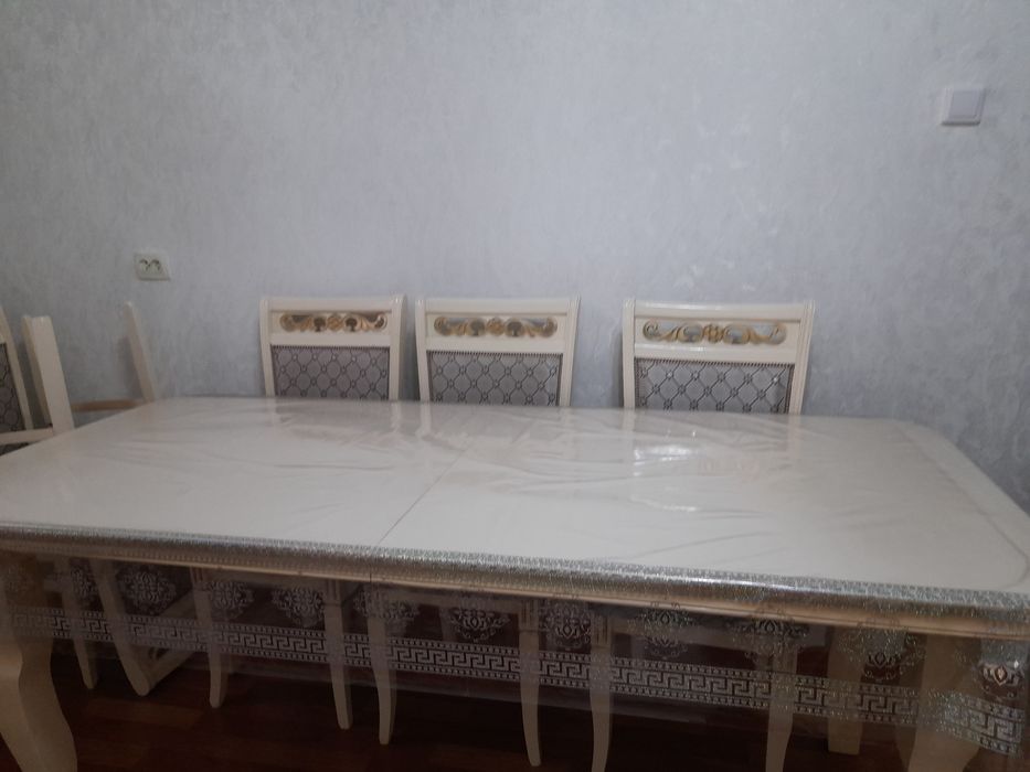 Продаётся овальный стол для гостиной без стульев