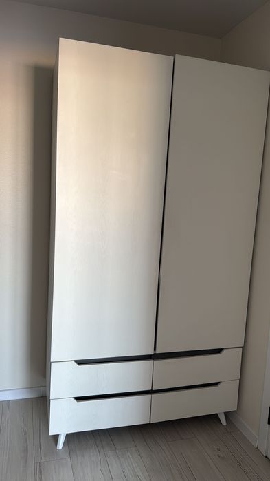 Шкаф белого цвета