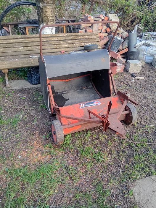 Dispozitiv de colectare iarba pentru tractoras