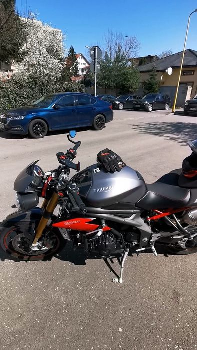 Triumph Speed Triple 1050 R 10/2016

25.000 km reali.

Motocicleta se prezintă foarte bine atât estetic, cât și mecanic. Țin