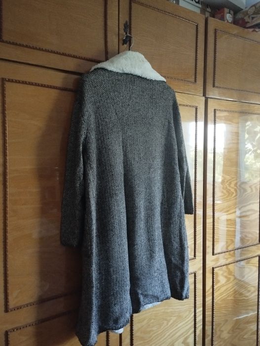 Vând 2 sfetere  mărimea 44 și 48