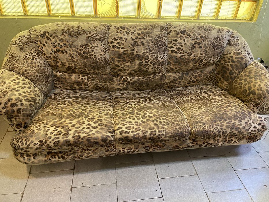 Разтегателен  триместен диван, 2 бр. Фотьойли  и 2 бр. Табуретки