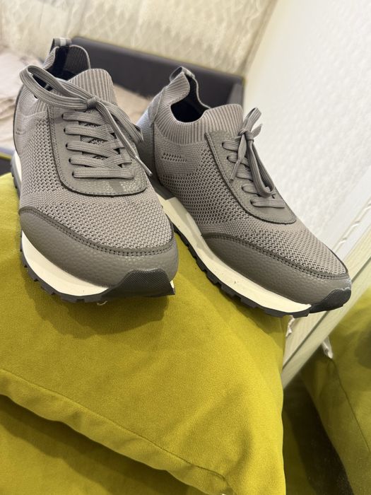 Продам новые кроссовки