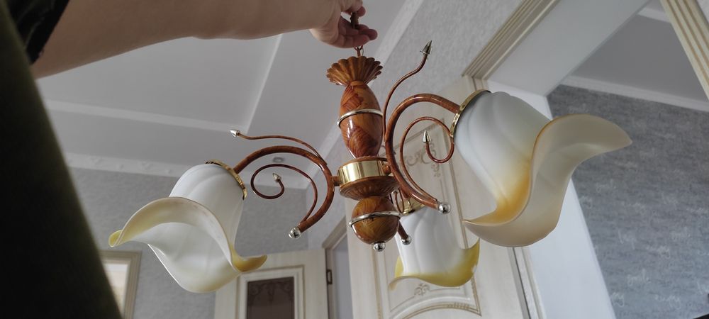 Продам люстру 8000тг