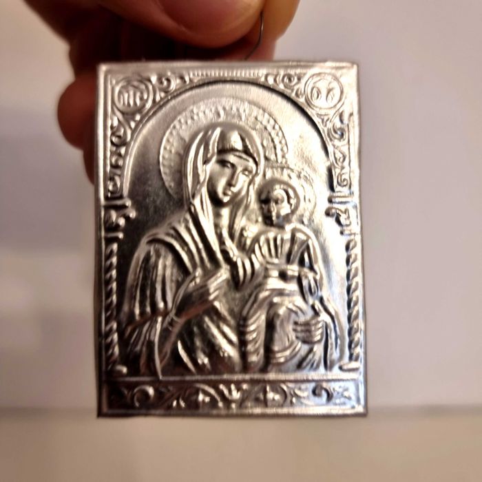Icoana mica argintie cu Fecioara Maria si Pruncul Iisus