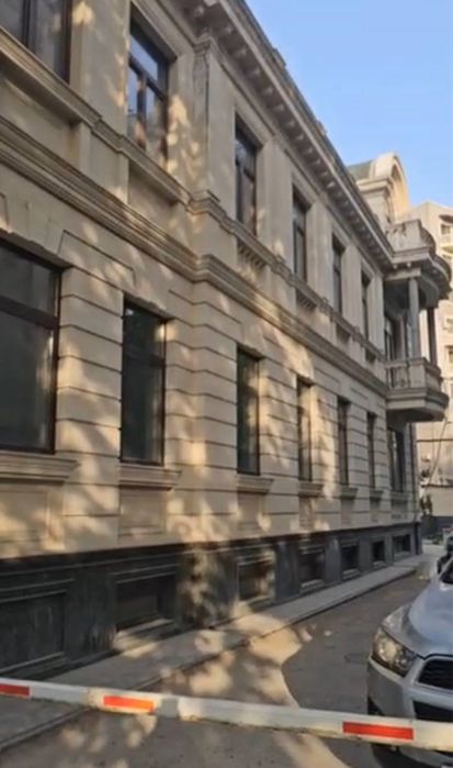 Яккасарайский район Первая линия 1350кв.м есть своя парковка