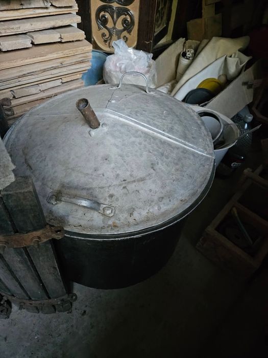 Vând teasc, zdrobitoare, cada, butoaie (din stejar), utilizate, în stare bună.