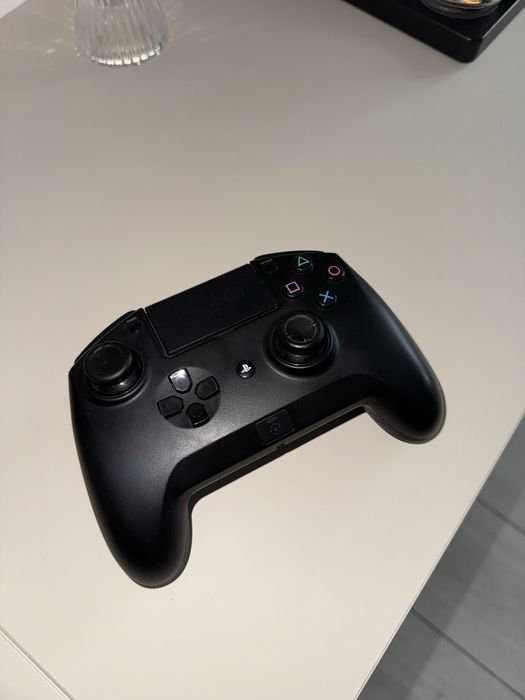 Play Station 4 Slim si Joystick Razer Raiju Tournament Edition
