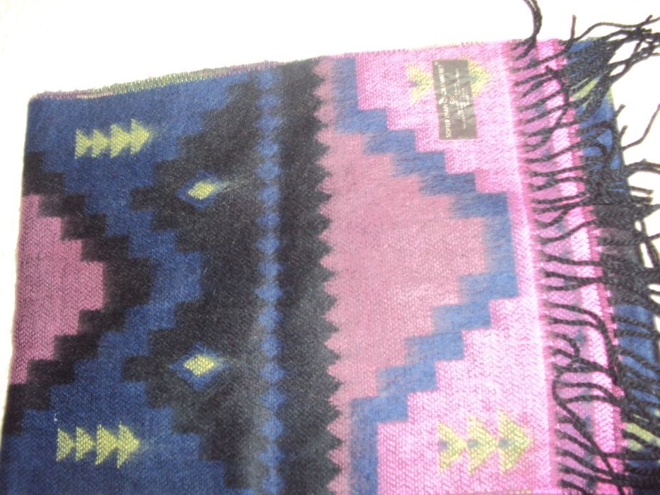 Продавам елегантен качествен шал