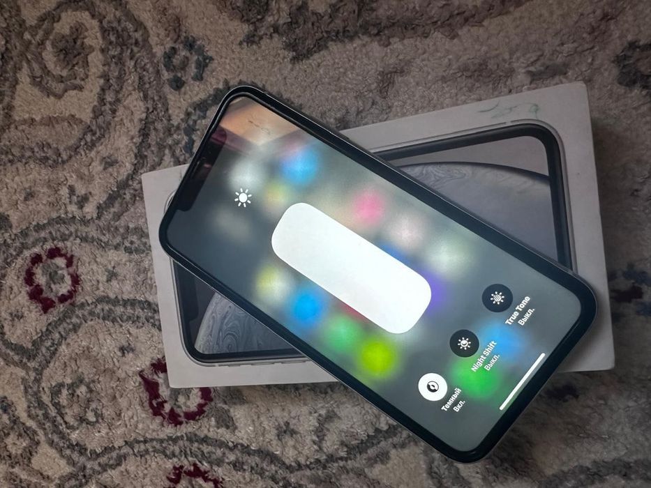 продам iPhone XR