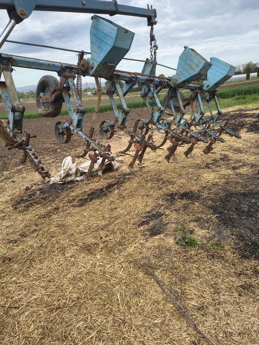 Prășitoare/cultivator 6 rânduri cu fertilizare-stare bună