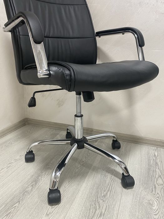 Офис Стол Кожен( Чисто Нов)