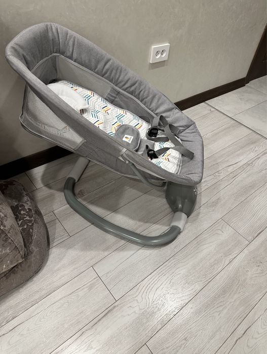 Детская кровать, шезлонг, столик, манеж