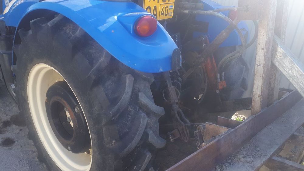 Трактор сотилади  невхоленд