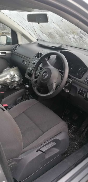 Dezmembrez Volkswagen Touran 1.6 d 2010