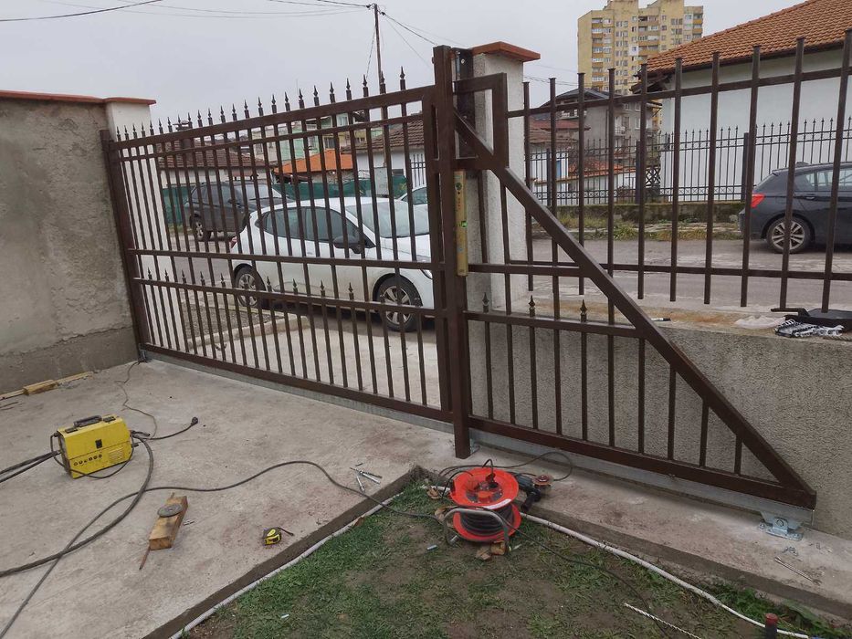 Врати, парапети и други изделия от желязо