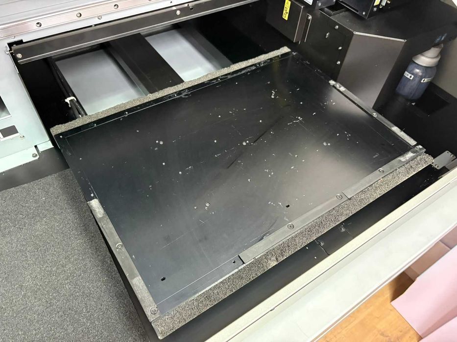 Продаётся профессиональный UV-принтер Roland LEF-200