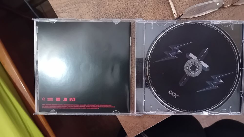 CD the weeknd starboy deluxe