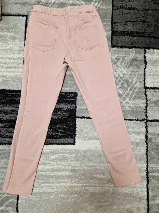 Blugi roz pudrat.