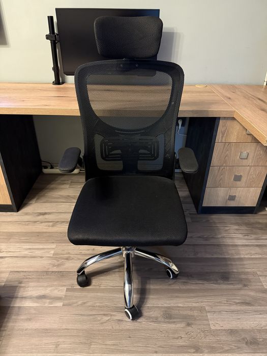 Удобен стол за офиса или дома така както за офис и за гейминг