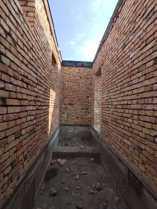 Уй сотилади Курулиши тугалланмаган!