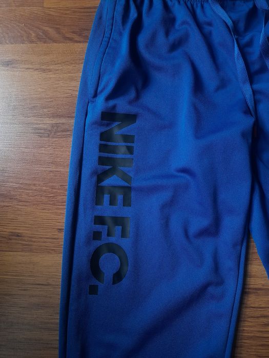Nike dri fit мъжко долнище S размер.