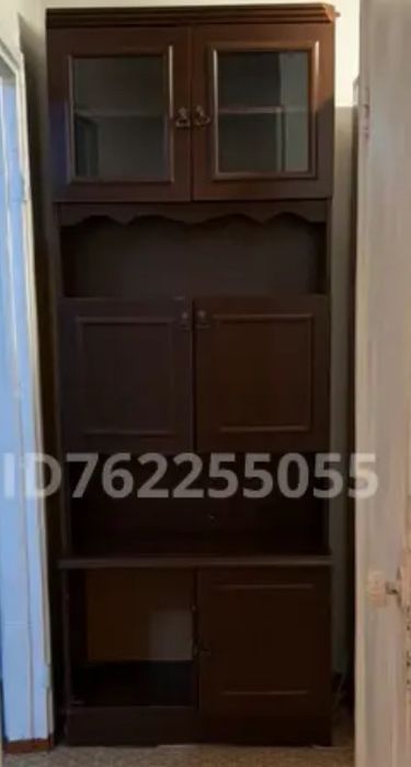 Деревянный шкаф, крепкий и прочный