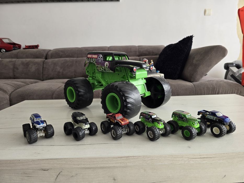 Vând set complet Monster Jam
