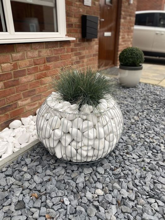 Кашпо из габион и галка камен